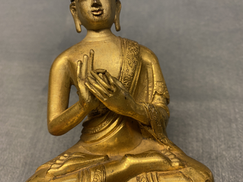 Een Chinese vergulde bronzen figuur van Boeddha, Kangxi